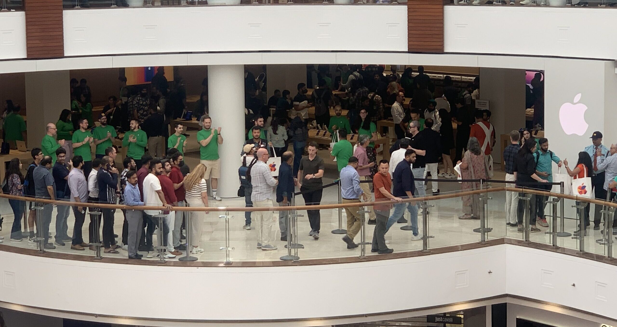 Apple Saket opens to fanfare - and chaos
