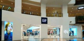 Gap store, Amanora mall